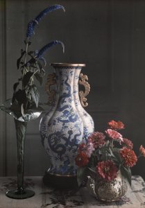 Stilleven met sierlijke Chinese vaas